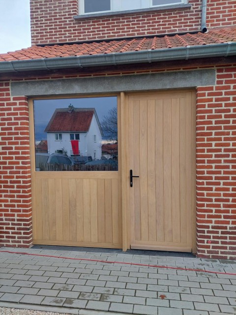 Houten achterdeurgeheel met breed zijlicht door Winfera geplaatst in Deerlijk