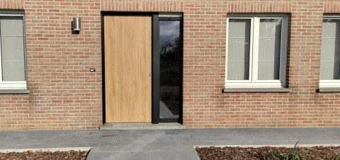 Eigentijdse PVC voordeur in houtimitatie en zware accenten, Ingelmunster