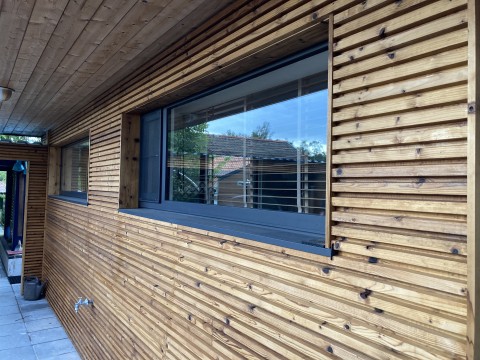 Aluminium raam in houten bardage