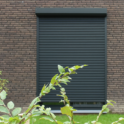 Voorzetrolluiken plaatsen