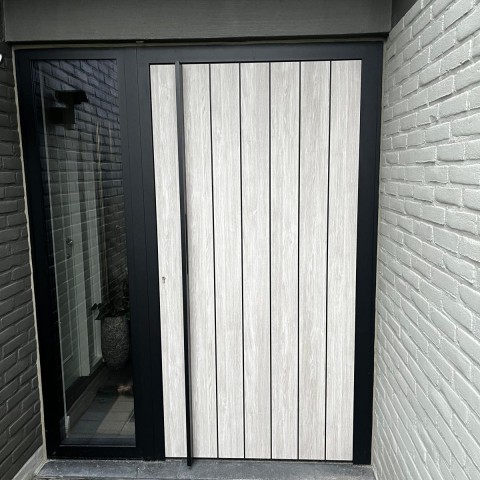 Imitatie hout voordeur PVC verticale planchetten Winfera Heule