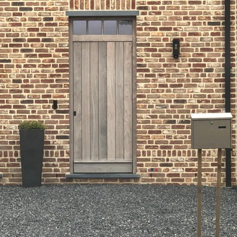 Natuurlijk vergrijsde voordeur planchetten geplaatst in Lummen door Winfera