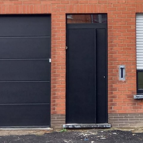 Zwarte moderne strakke inkomdeur "Minimal" van "Frager"