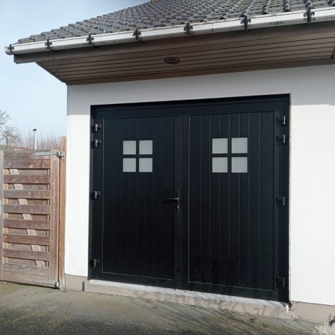 Winfera vervangt garagedeur door klassieke dubbele PVC deur