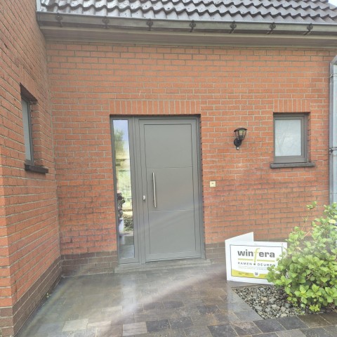 Stijlvolle PVC-deur in kwartsgrijs geplaatst in Kluisbergen